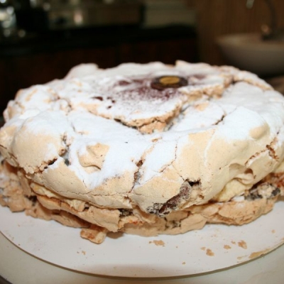 Dackuoise Torte - Feinster Baiserboden mit süßen Datteln 